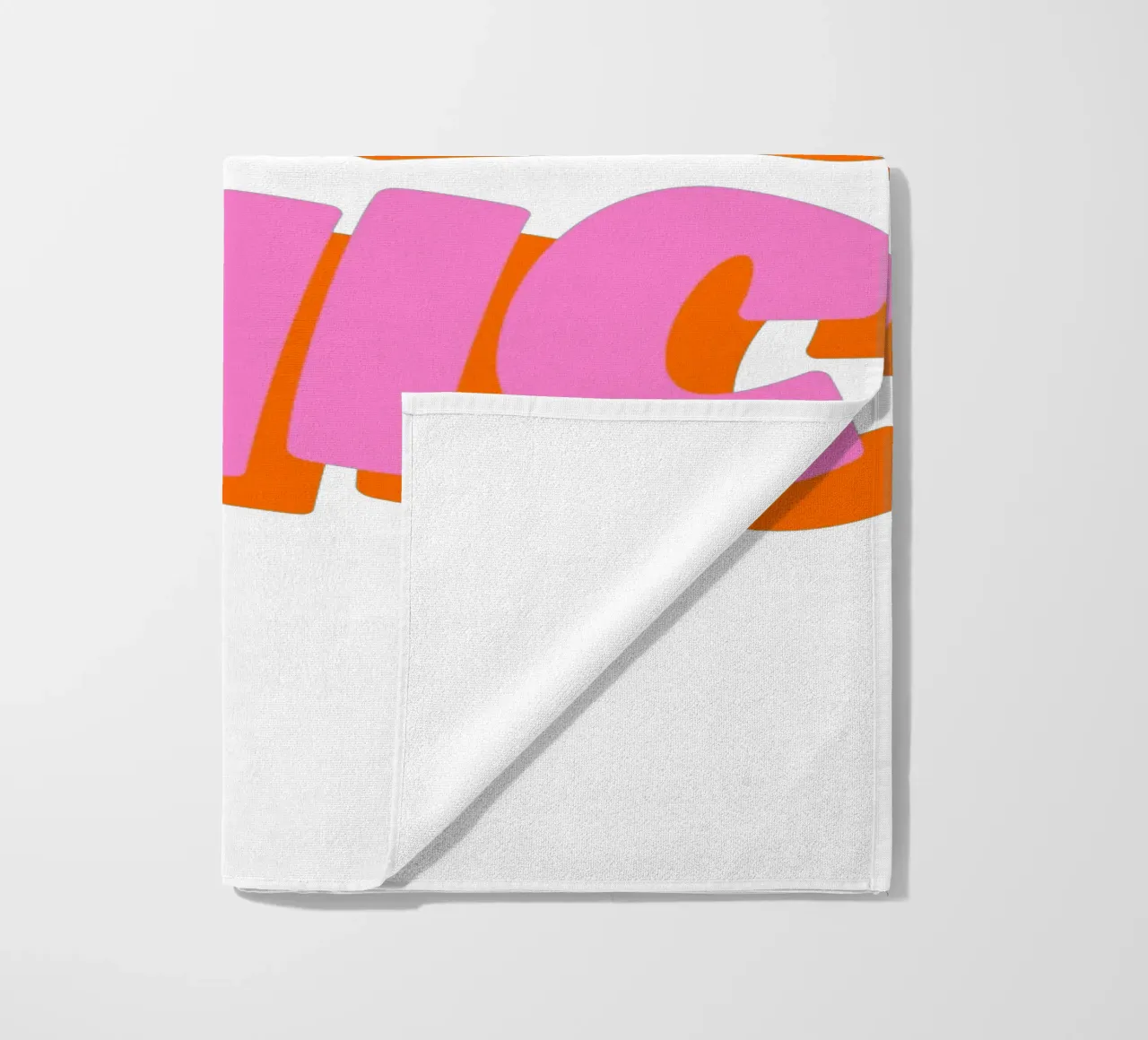Audace design tipografico "Très Chic" in rosa e arancione telo mare da The Quote Collective