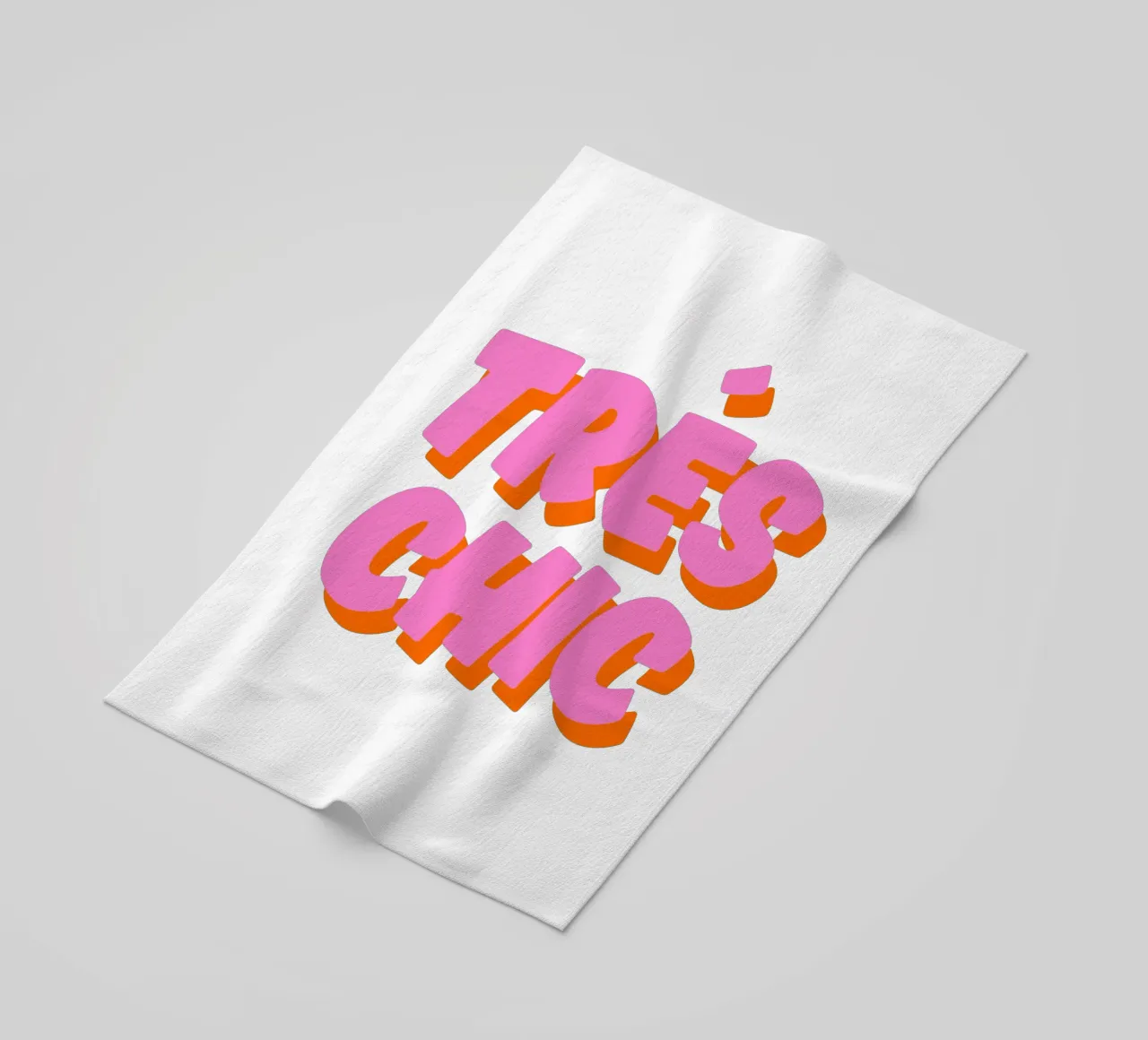 Audace design tipografico "Très Chic" in rosa e arancione telo mare da The Quote Collective