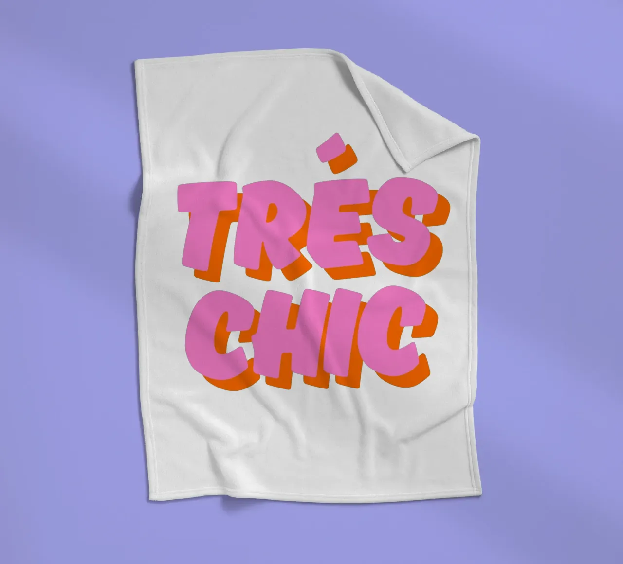 Audace design tipografico "Très Chic" in rosa e arancione coperta in pile da The Quote Collective