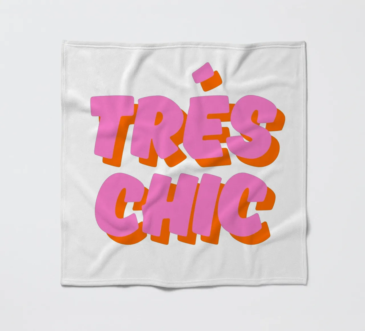 Audace design tipografico "Très Chic" in rosa e arancione coperta in pile da The Quote Collective