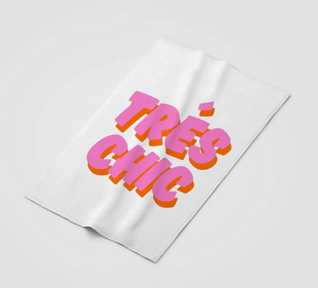 Audace design tipografico "Très Chic" in rosa e arancione coperta in pile da The Quote Collective