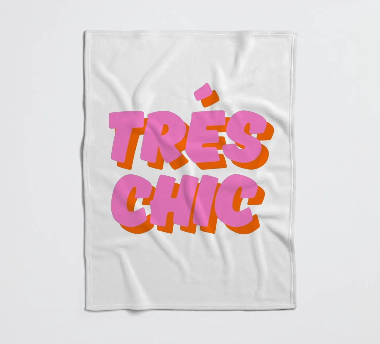 Audace design tipografico "Très Chic" in rosa e arancione coperta in pile da The Quote Collective