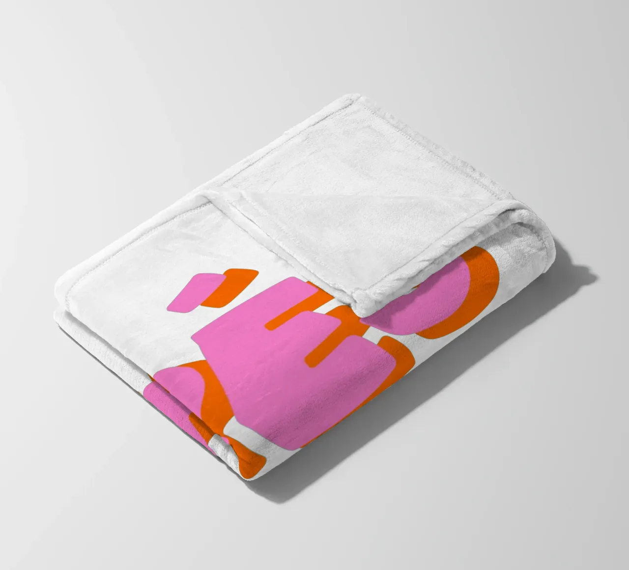 Audace design tipografico "Très Chic" in rosa e arancione coperta in pile da The Quote Collective