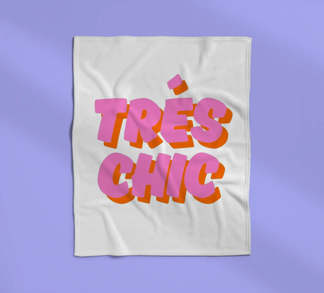 Audace design tipografico "Très Chic" in rosa e arancione coperta in pile da The Quote Collective