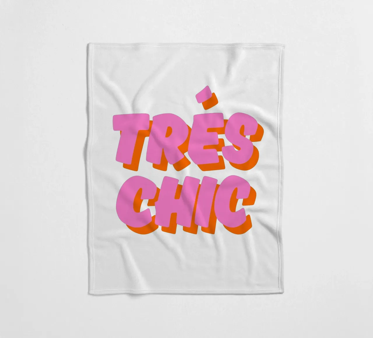 Audace design tipografico "Très Chic" in rosa e arancione coperta in pile da The Quote Collective