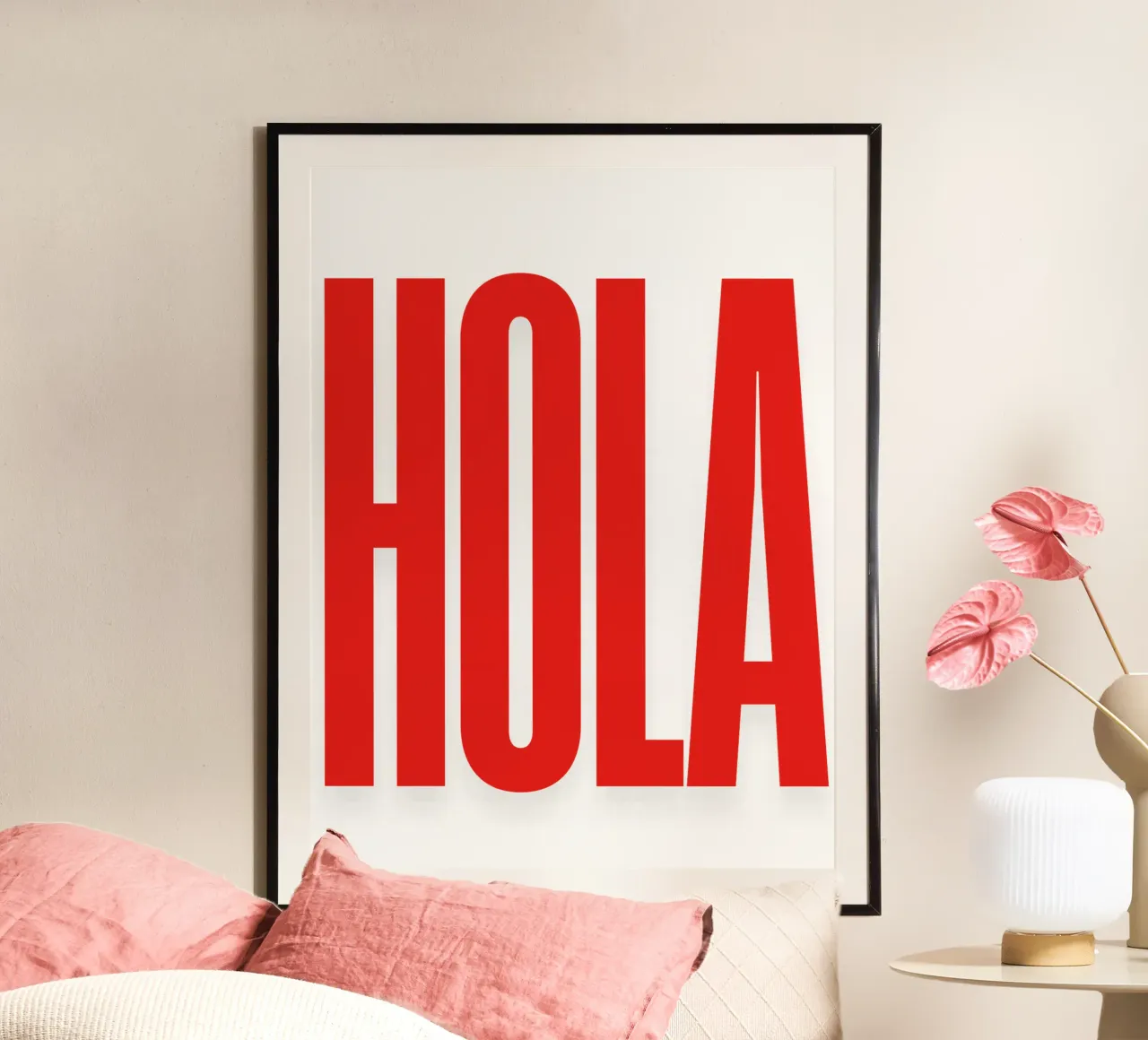 Hola in grassetto tipografico poster con telaio in plastica da The Quote Collective