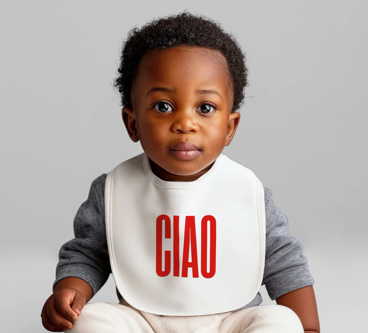 Tipografia minimalista "CIAO" in grassetto rosso bavaglino da The Quote Collective