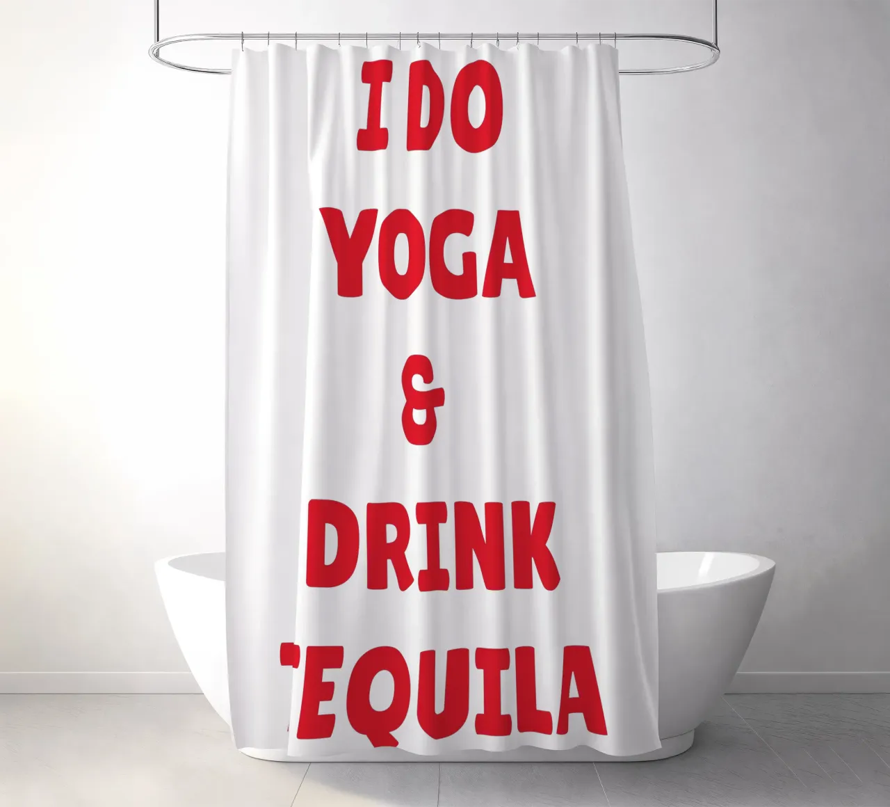 Lustiges "Ich mache Yoga und trinke Tequila" Fettes rotes Zitat-Design Duschvorhang von The Quote Collective