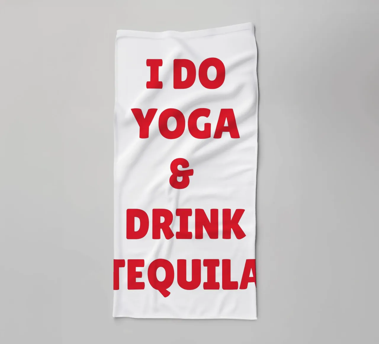 Grappig "Ik Doe Yoga & Drink Tequila" Knalrood Citaat Ontwerp badhanddoek van The Quote Collective