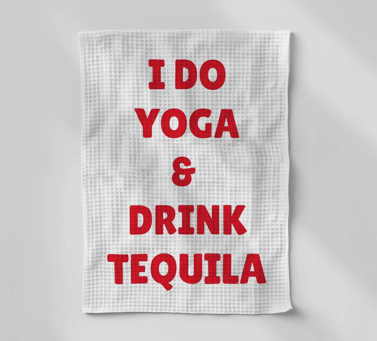 Lustiges "Ich mache Yoga und trinke Tequila" Fettes rotes Zitat-Design Geschirrtuch von The Quote Collective