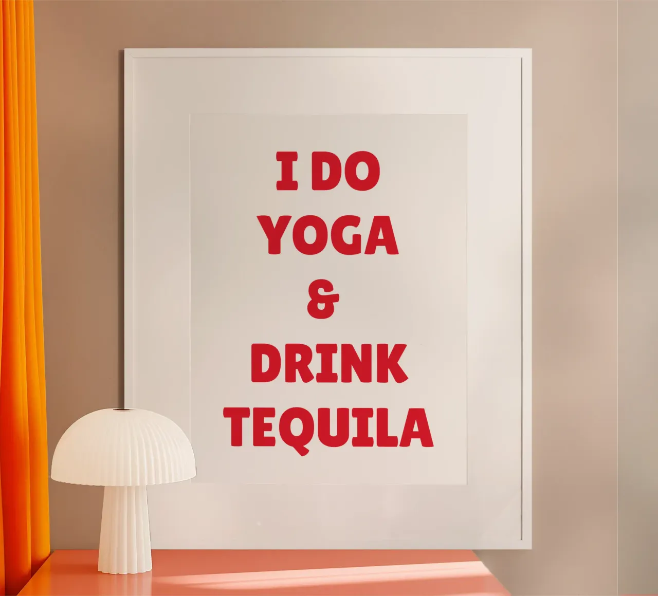 Divertente "Faccio yoga e bevo tequila", design con citazione in grassetto rosso poster da The Quote Collective