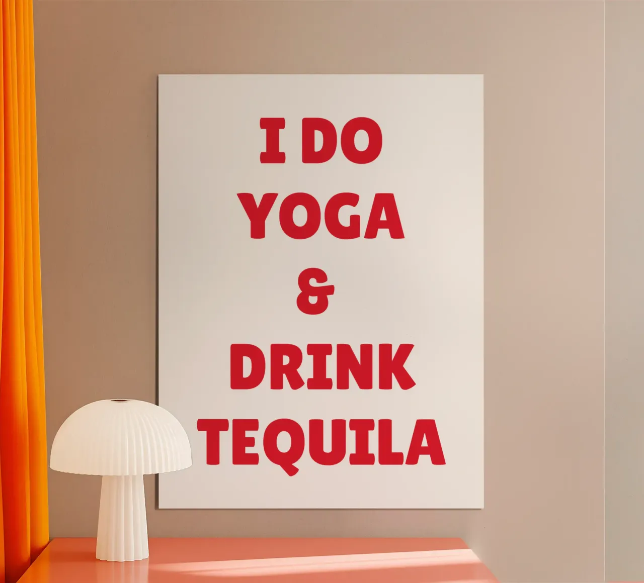Divertente "Faccio yoga e bevo tequila", design con citazione in grassetto rosso poster da The Quote Collective