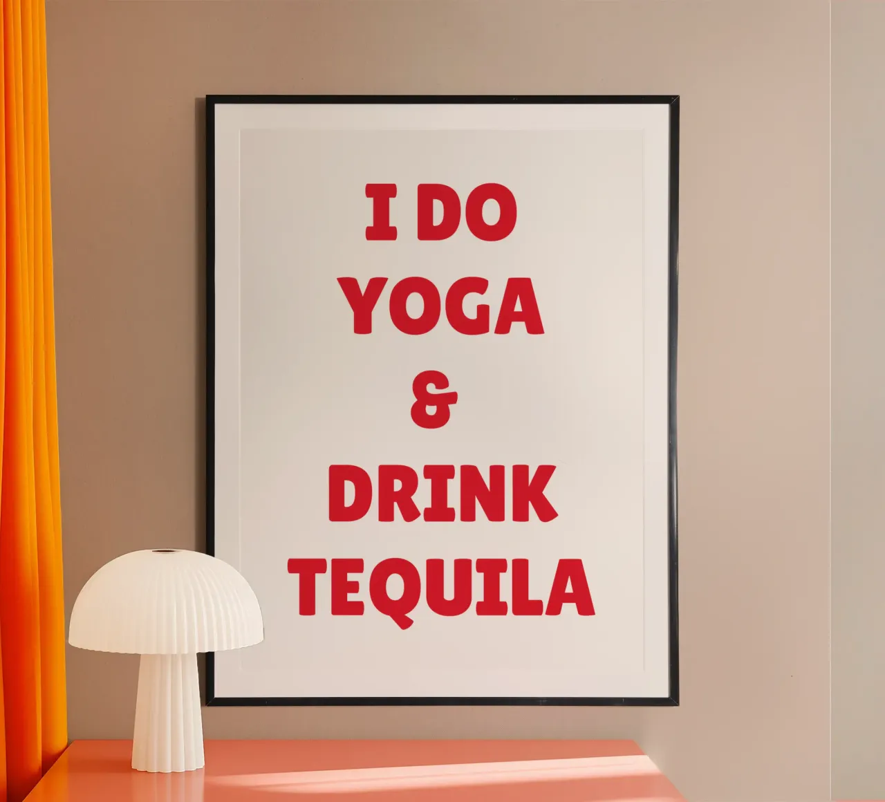 Divertente "Faccio yoga e bevo tequila", design con citazione in grassetto rosso poster da The Quote Collective