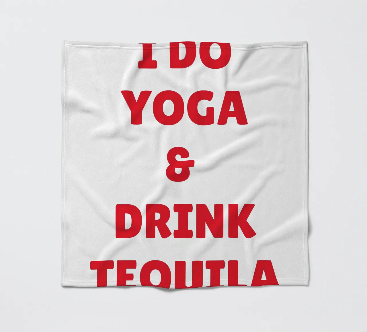 Lustiges "Ich mache Yoga und trinke Tequila" Fettes rotes Zitat-Design Fleecedecke von The Quote Collective