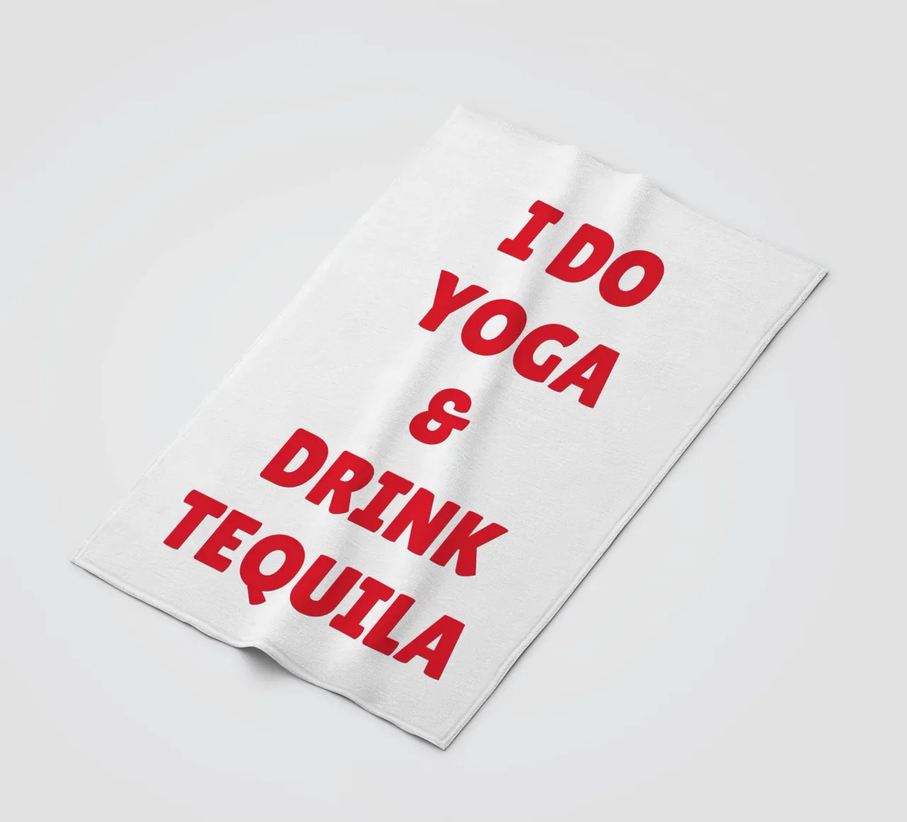 Lustiges "Ich mache Yoga und trinke Tequila" Fettes rotes Zitat-Design Fleecedecke von The Quote Collective