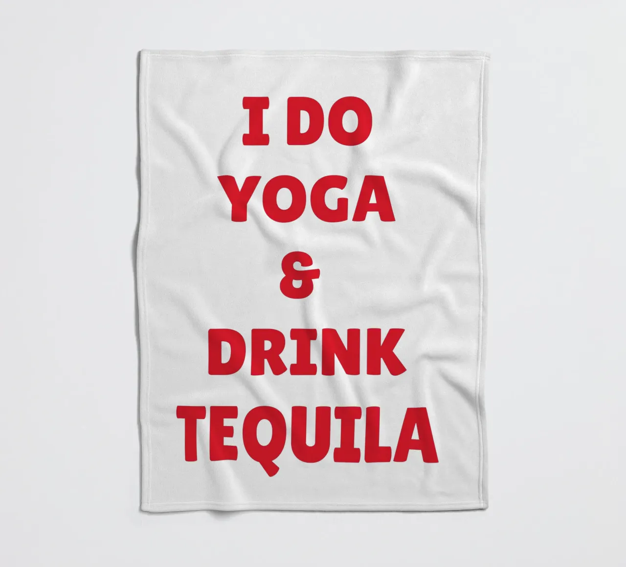 Lustiges "Ich mache Yoga und trinke Tequila" Fettes rotes Zitat-Design Fleecedecke von The Quote Collective