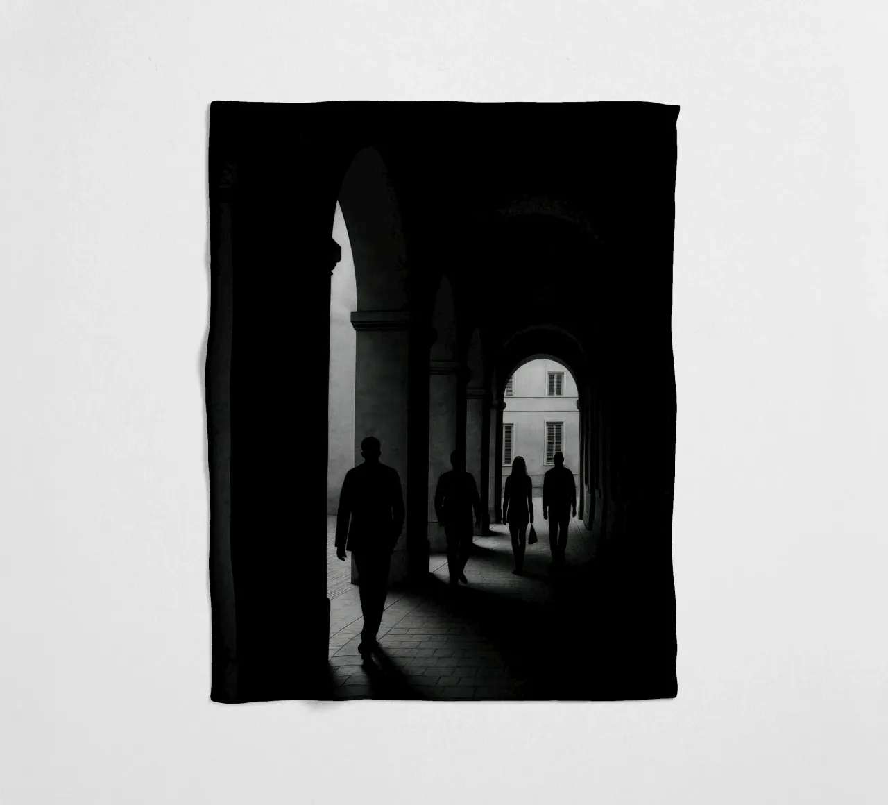 Milano - Figure in movimento coperta in pile da Black & White