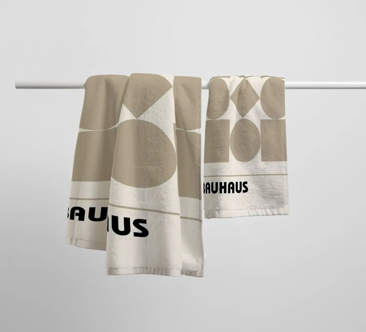 Bauhaus Forme geometriche Stampa astratta di Shapes & Grids, Be asciugamano da bagno da NorwesClub