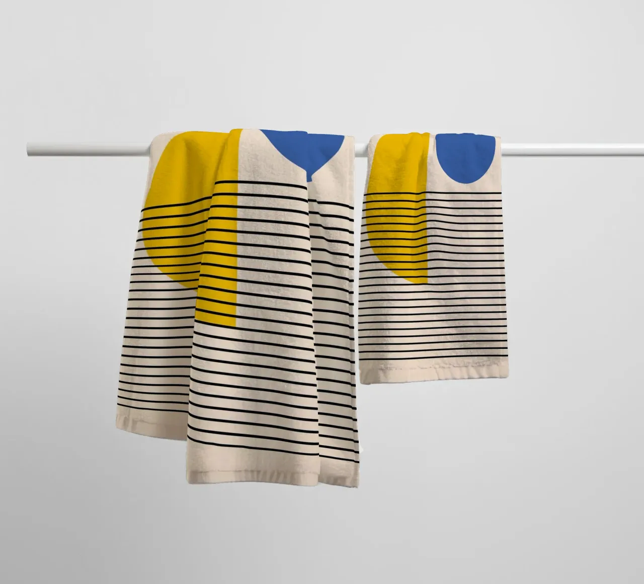 Bauhaus Geometrischer Abstrakter Druck von Circles & Lines, Primär Handtuch von NorwesClub