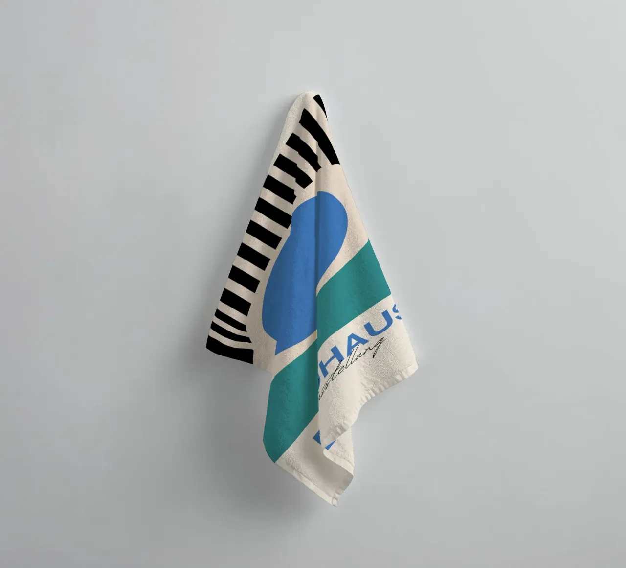Bauhaus Eye abstracte kunstdruk van Modernist Forms, Blauwgroen badhanddoek van NorwesClub