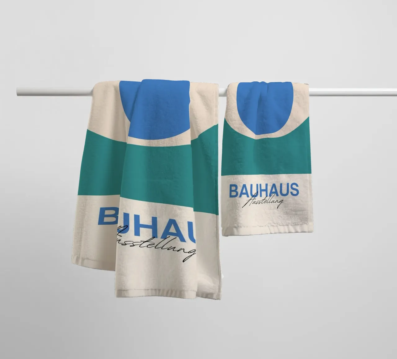 Bauhaus Eye abstracte kunstdruk van Modernist Forms, Blauwgroen badhanddoek van NorwesClub