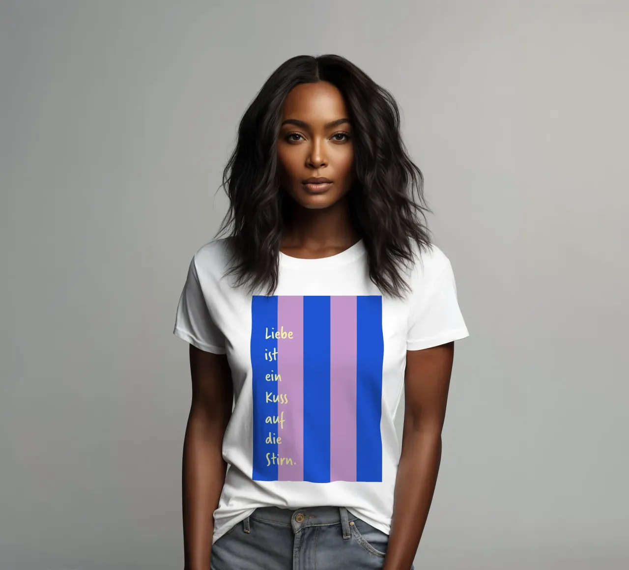 Liebe ist ein Kuss.. (mehrere Varianten verfügbar) Frauen T-Shirt von FRICKE DESIGN