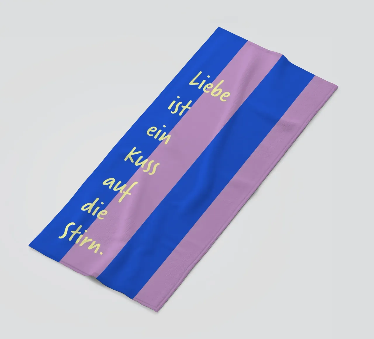 Liebe ist ein Kuss.. (mehrere Varianten verfügbar) beach towel by FRICKE DESIGN