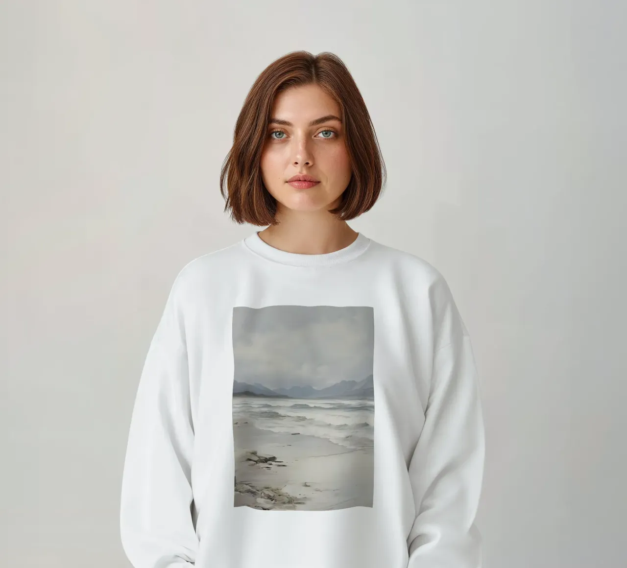 Stormachtig strand: Stemmig zeegezicht, sfeervolle kustkunstdruk sweatshirt van NorwesClub