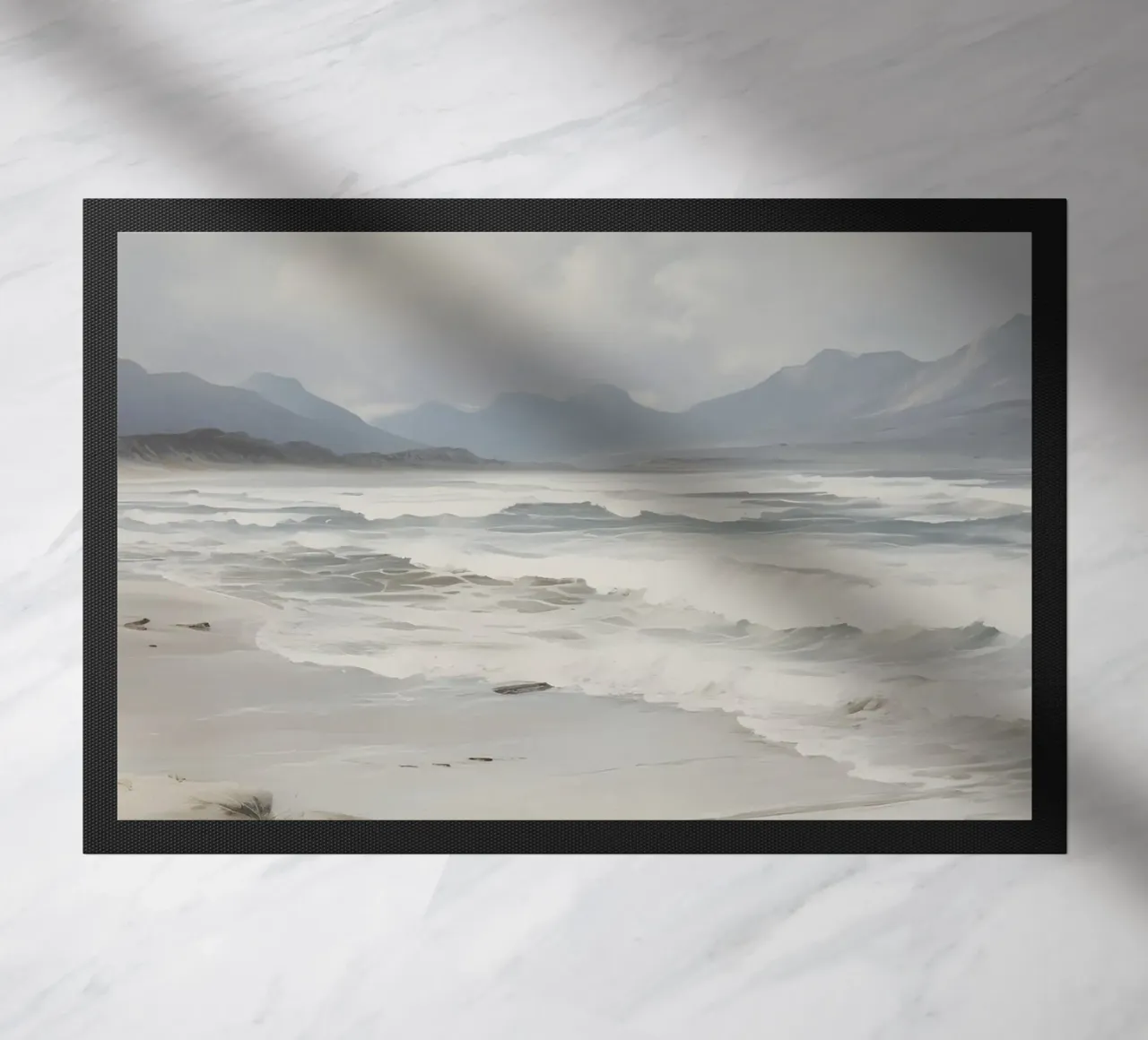 Stürmischer Strand: Stimmungsvolle Seelandschaft, Atmosphärischer Küsten-Kunstdruck Fußmatte von NorwesClub