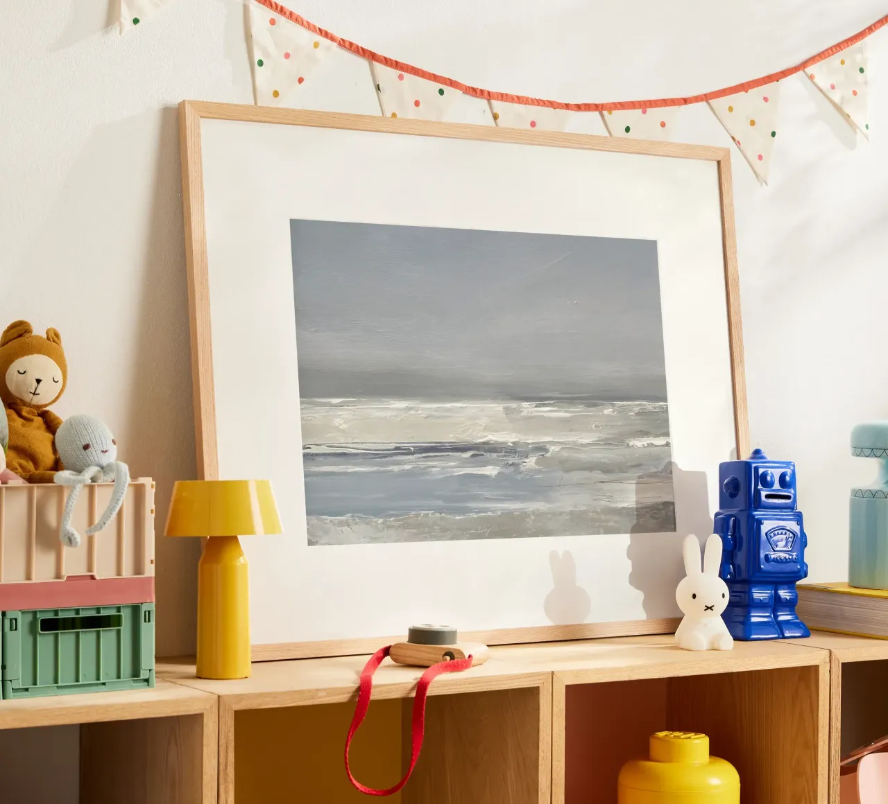 Abstracte oceaan: sereen grijs zeegezicht, moderne kustkunst poster met houten frame van NorwesClub