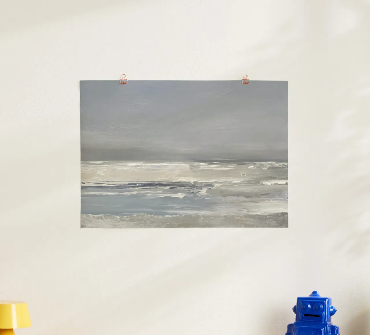 Abstracte oceaan: sereen grijs zeegezicht, moderne kustkunst poster met houten frame van NorwesClub