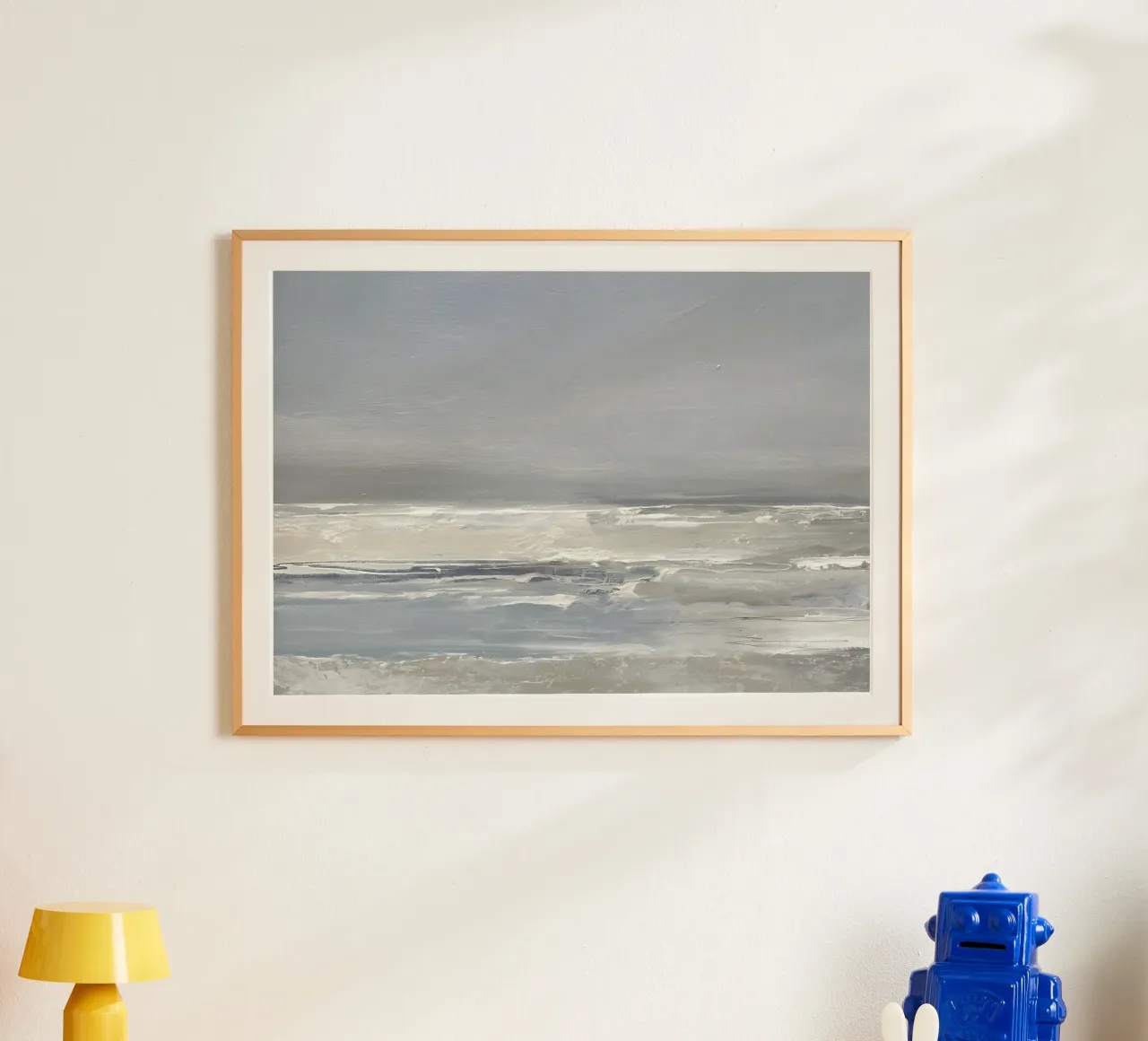 Abstracte oceaan: sereen grijs zeegezicht, moderne kustkunst poster met houten frame van NorwesClub