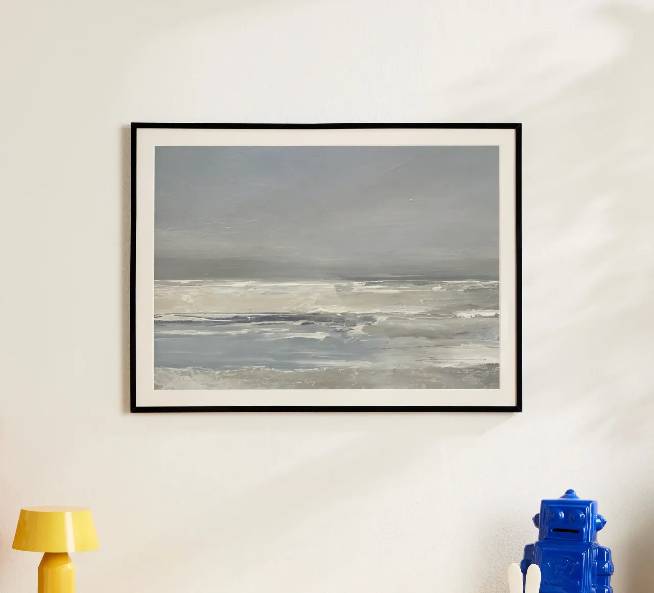 Abstracte oceaan: sereen grijs zeegezicht, moderne kustkunst poster met houten frame van NorwesClub