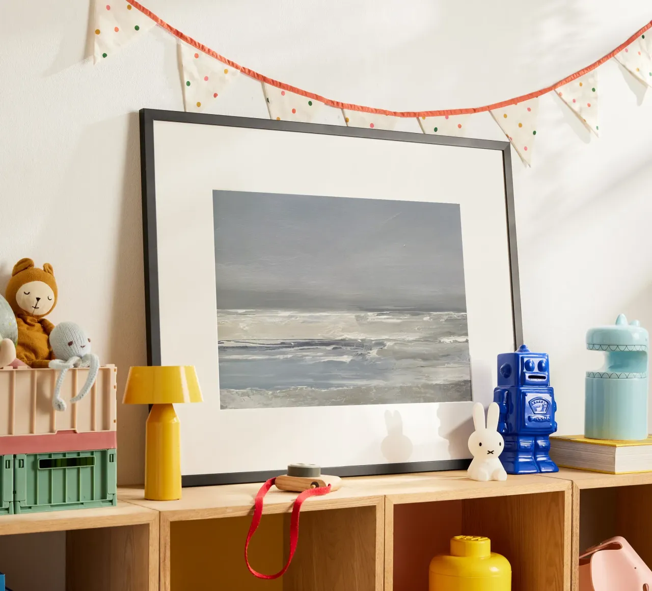 Abstracte oceaan: sereen grijs zeegezicht, moderne kustkunst poster met houten frame van NorwesClub