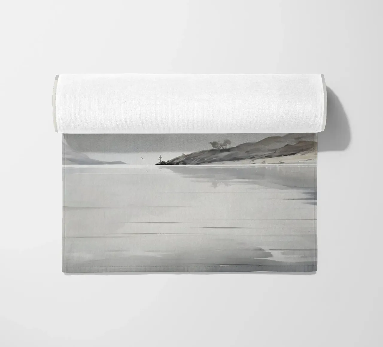 Lo stile di Chris Hull: Lago nebbioso, paesaggio montano sereno telo mare da NorwesClub