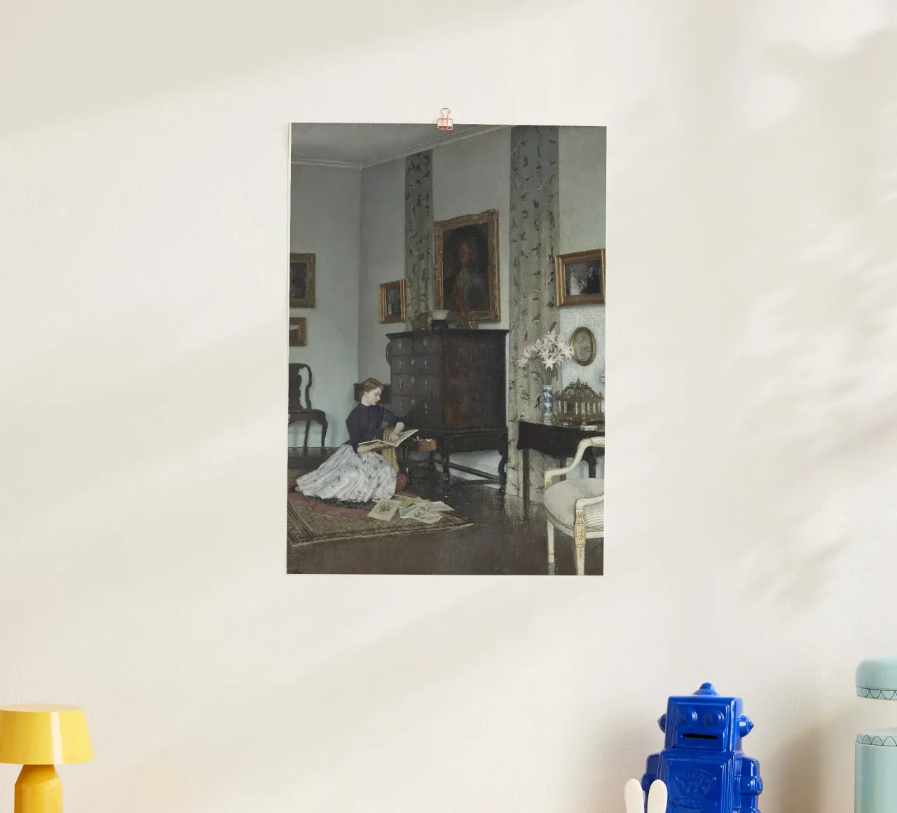 Interno del XIX secolo: Donna elegante che legge, Camera d'epoca poster con telaio in plastica da NorwesClub