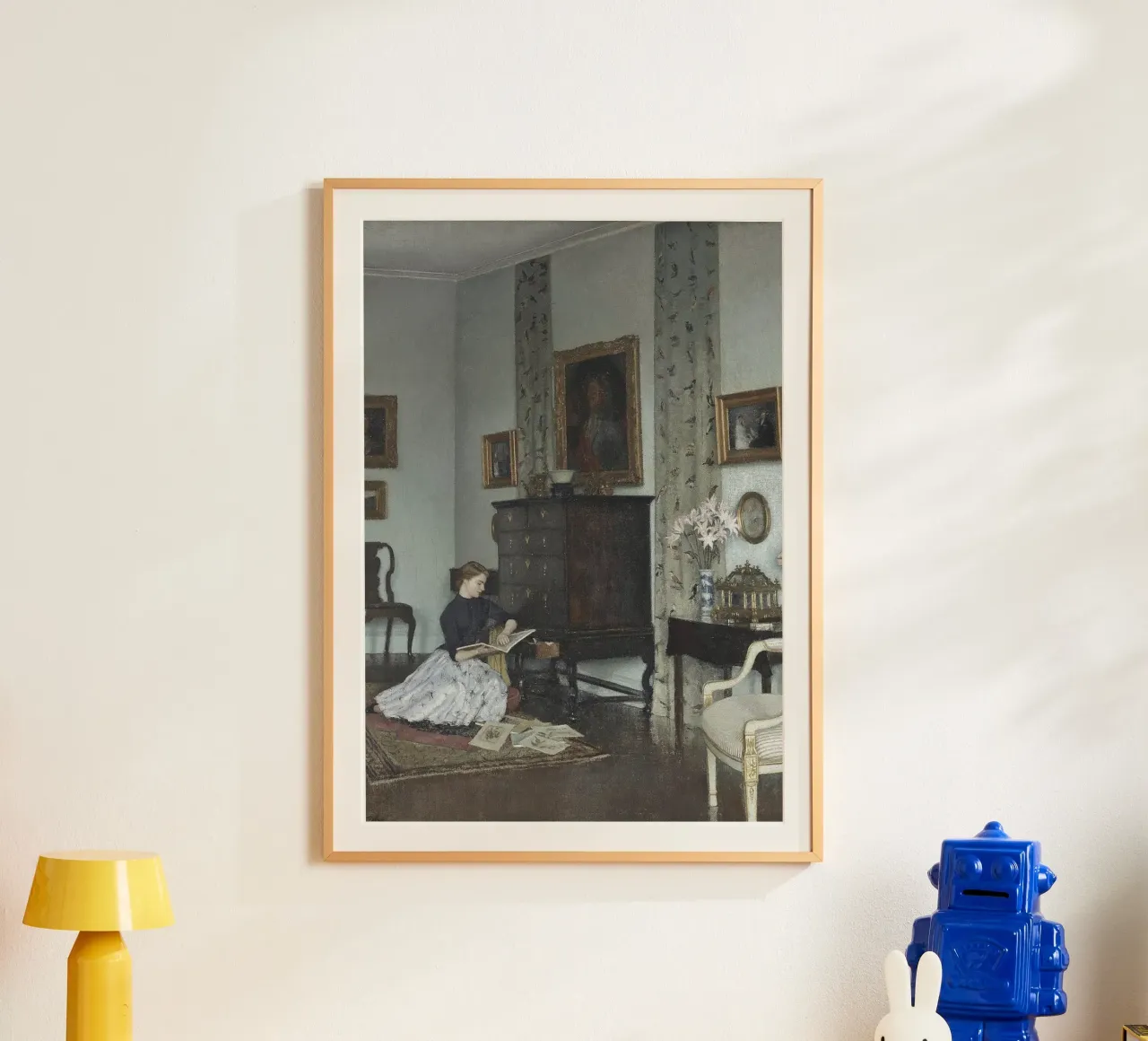 Interno del XIX secolo: Donna elegante che legge, Camera d'epoca poster con telaio in plastica da NorwesClub