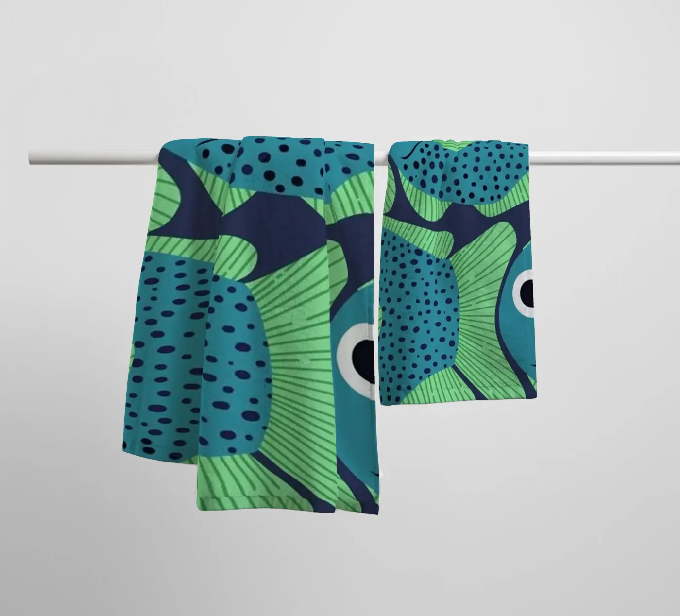 Blue Fish Pattern badhanddoek van Laura Graves