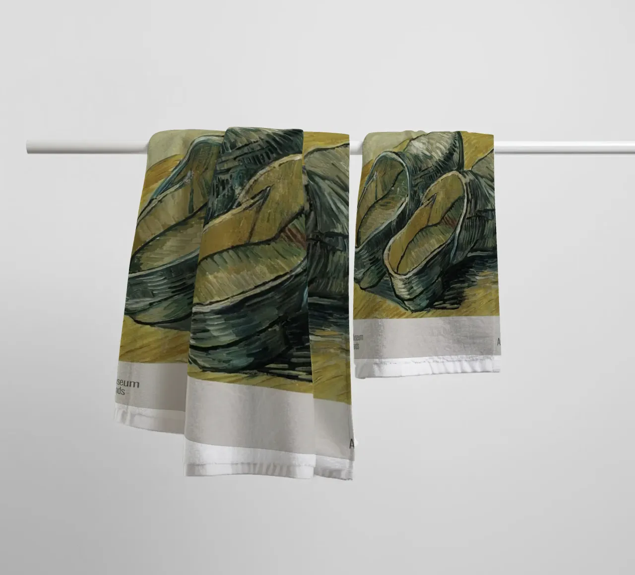Un paio di zoccoli in pelle, Vincent Van Gogh asciugamano da bagno da Spencer Farrell2