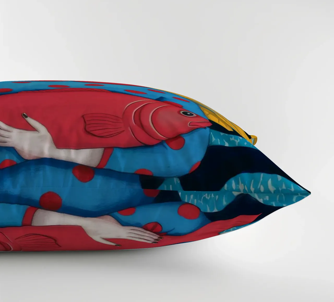Signora con pesce rosso cuscino da Arcane Shade