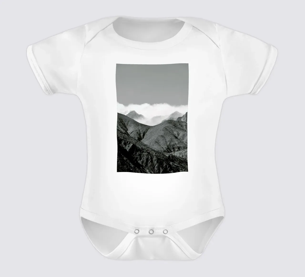 Clouds In The Mountains body neonato maniche corte da Studio Nahili