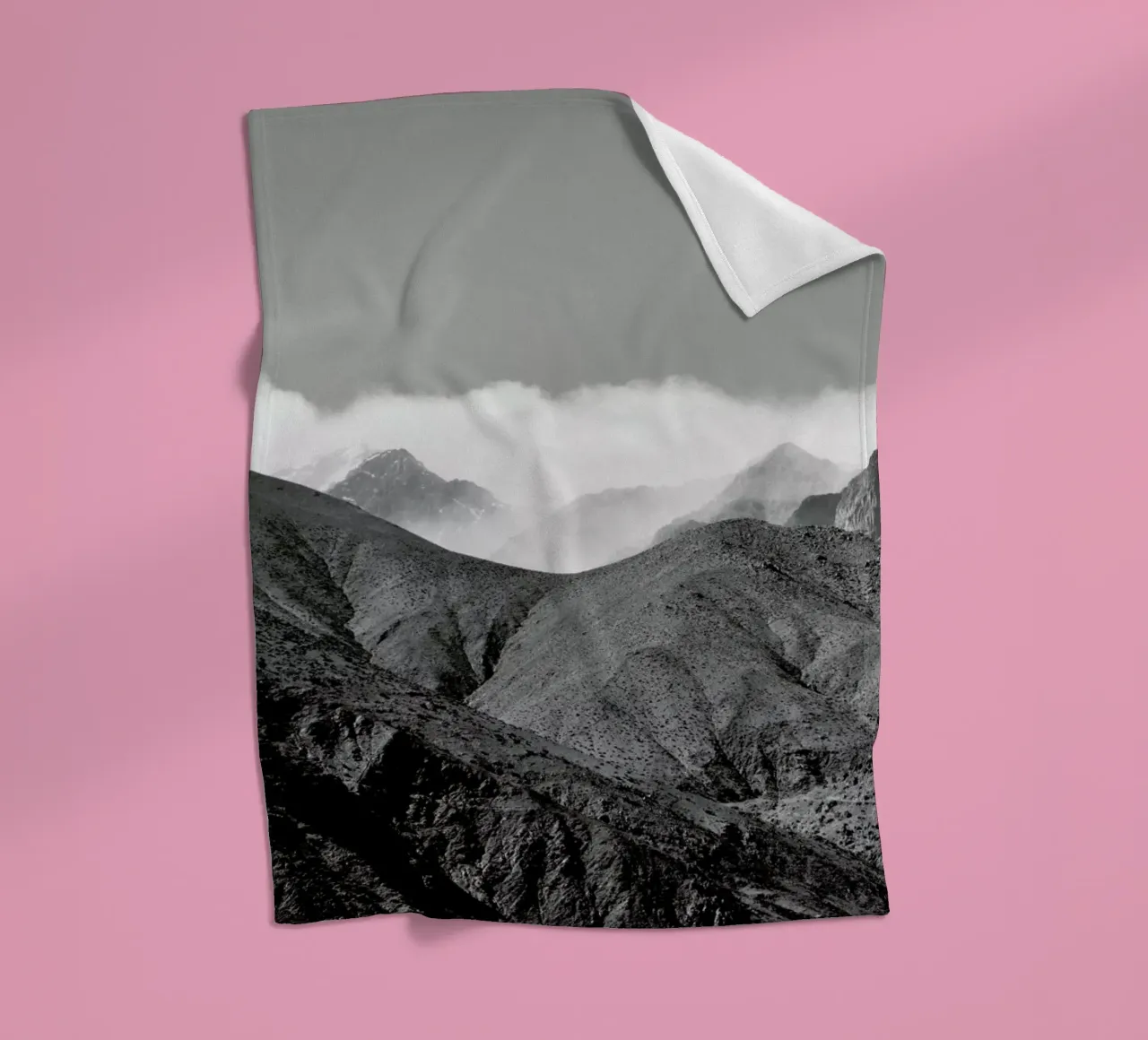 Clouds In The Mountains coperta in pile da Studio Nahili
