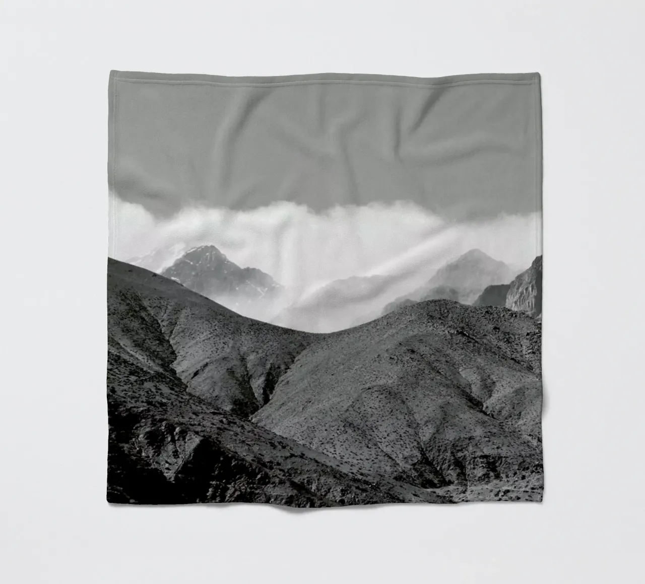 Clouds In The Mountains coperta in pile da Studio Nahili