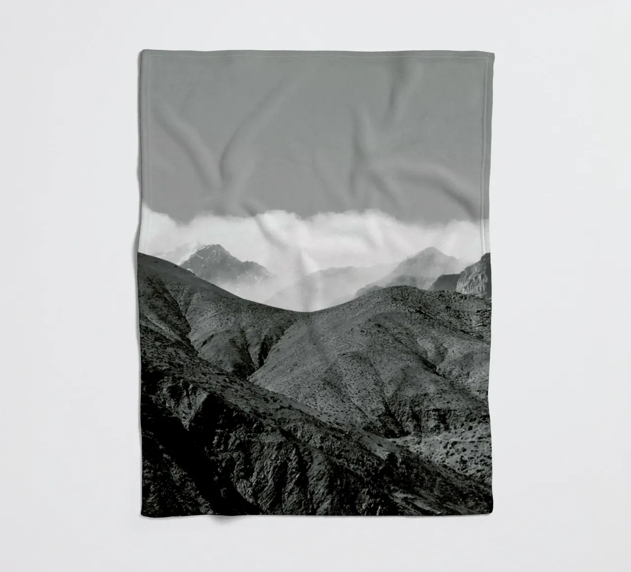 Clouds In The Mountains coperta in pile da Studio Nahili