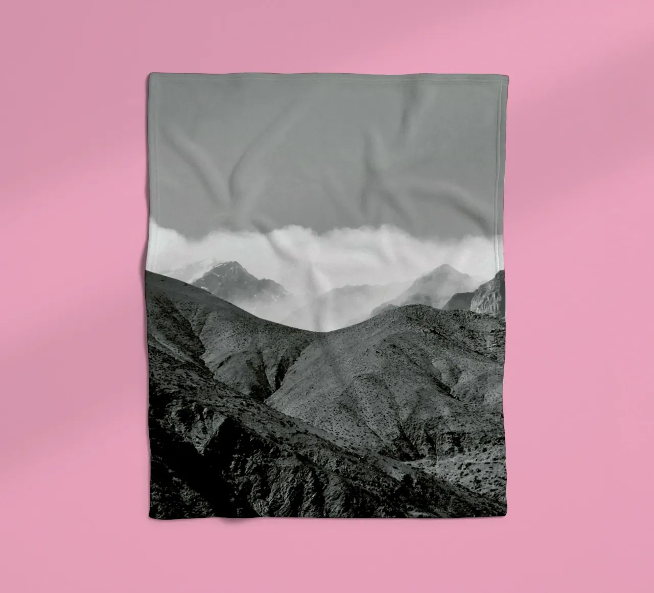 Clouds In The Mountains coperta in pile da Studio Nahili