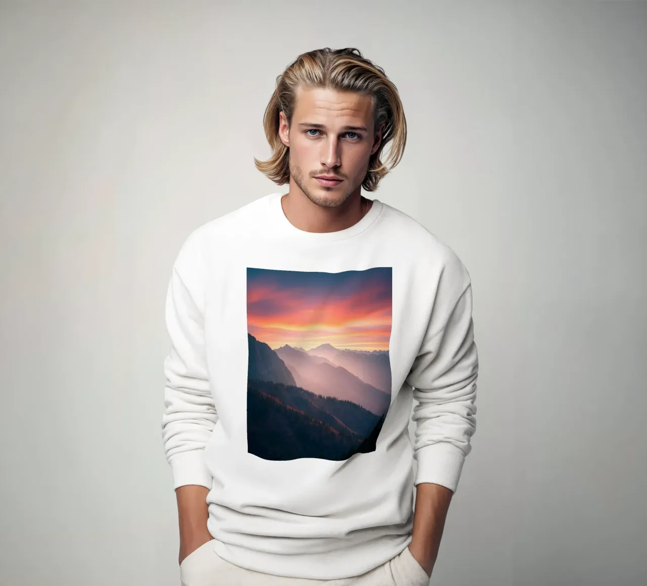 Il tramonto sulle montagne crea un'atmosfera calma e astratta. felpa da DesignDoodle