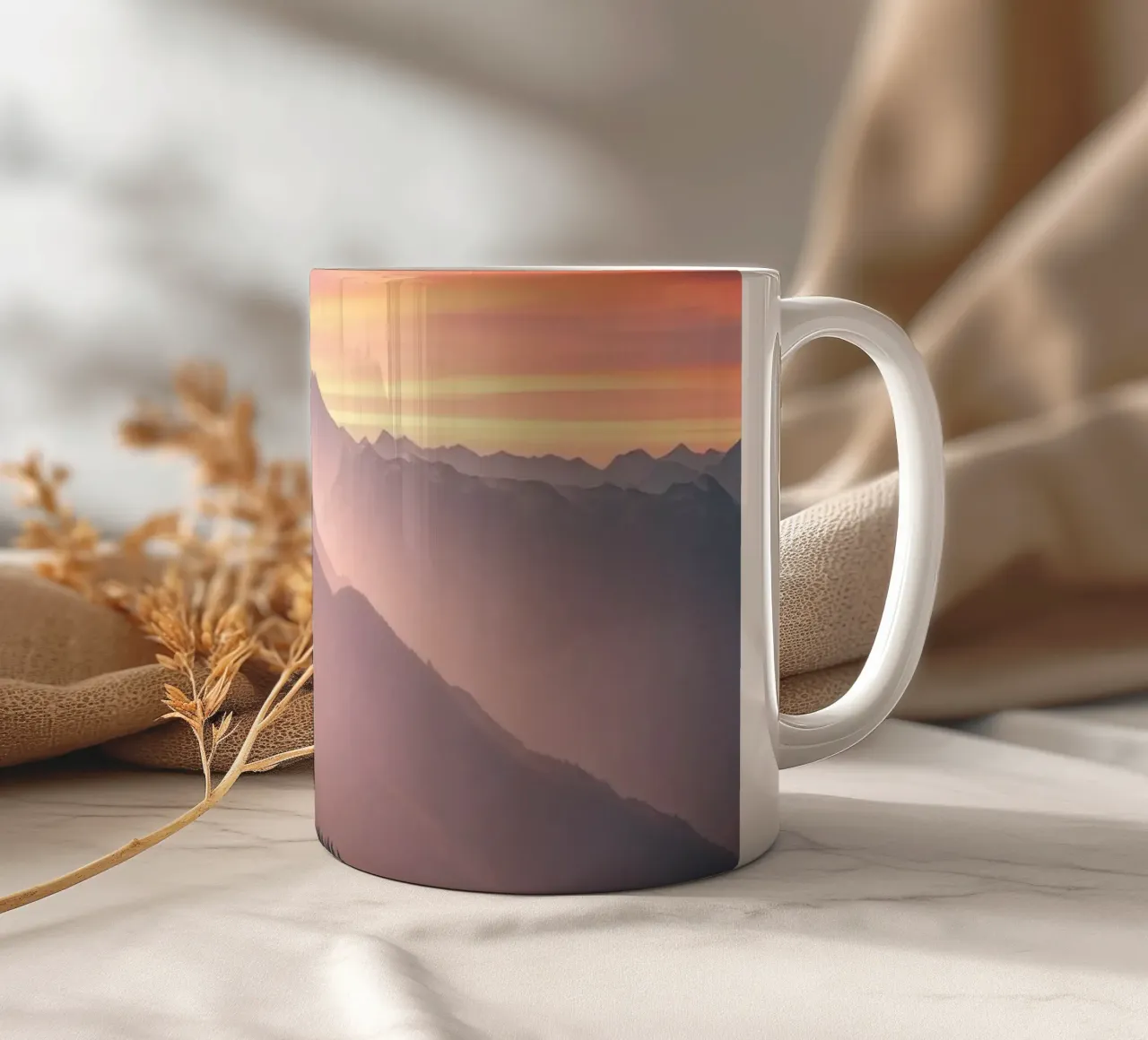 Prachtige zonsondergang boven bergen creëert een rustige en abstracte keramische mok van DesignDoodle