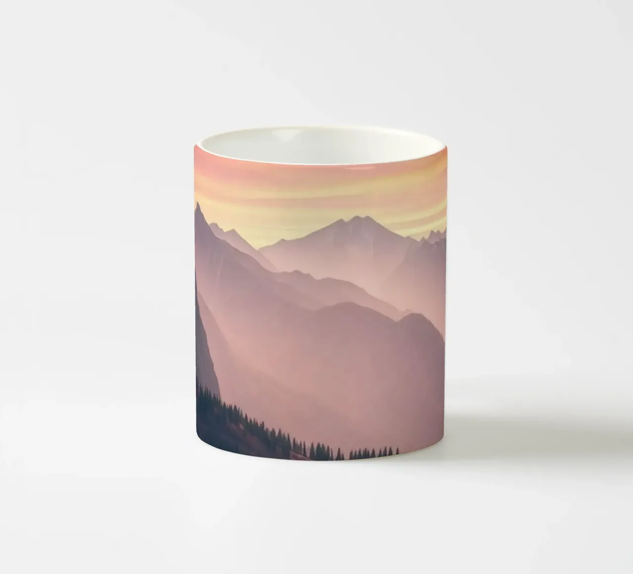 Prachtige zonsondergang boven bergen creëert een rustige en abstracte keramische mok van DesignDoodle