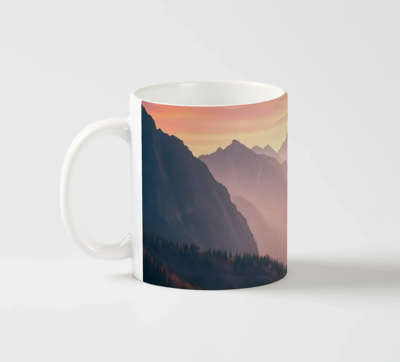 Prachtige zonsondergang boven bergen creëert een rustige en abstracte keramische mok van DesignDoodle