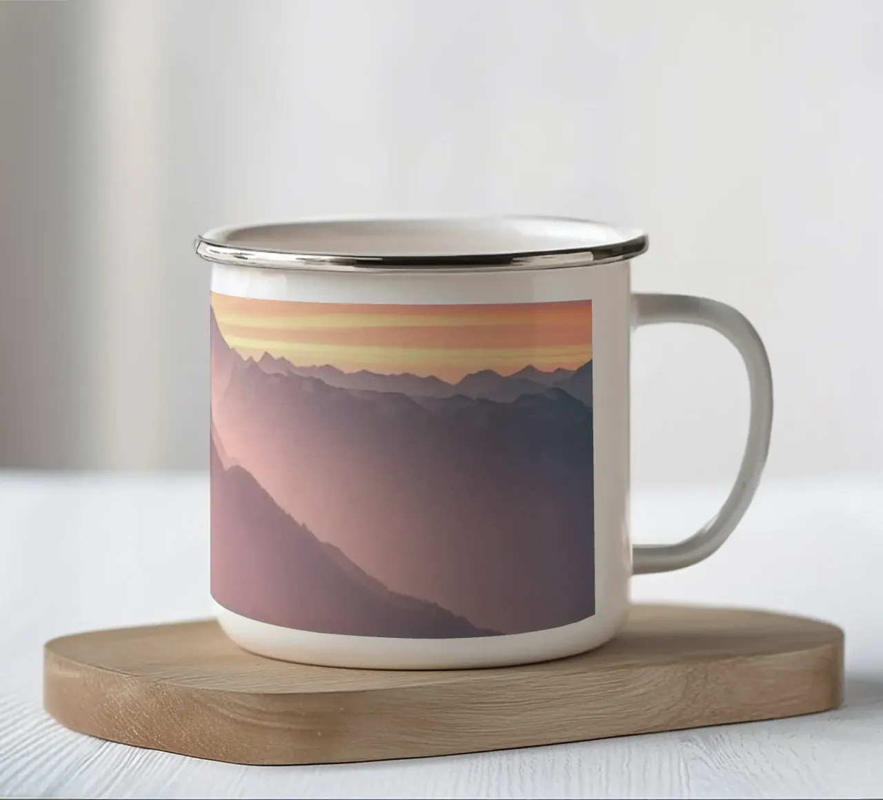 Il tramonto sulle montagne crea un'atmosfera calma e astratta. tazza in smalto da DesignDoodle